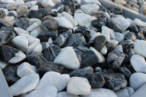 Kamenclub.ru: Мраморная крошка (щебень галтованный микс:: белый-черный) фр.20-40 мм  купить в Крыму мрамор белый, черный мраморный галтованный щебень 15500 руб/т   фото КАМЕНЬ КЛУБ