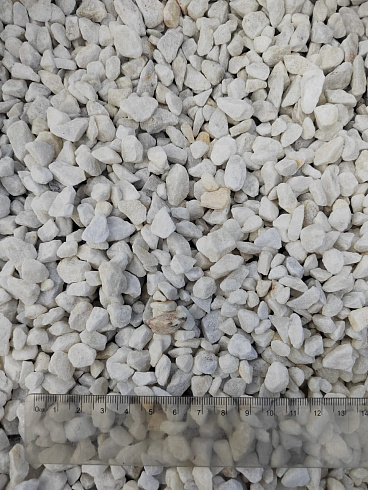 Kamenclub.ru: Мраморная крошка, щебень, цвет-белый, фр. 5-10 мм.  купить в Крыму мрамор белый, айвори, молочный мраморная каменная крошка ландшафтная 12000 руб/т   фото КАМЕНЬ КЛУБ