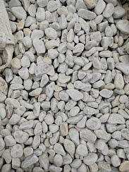 Kamenclub.ru: Мраморная крошка (щебень галтованный белый) фр.40-70 мм.  купить в Крыму мрамор белый молочный айвори окатанный округлый природный камень 17000 руб/т   фото КАМЕНЬ КЛУБ