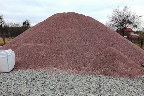 Kamenclub.ru: Мраморная крошка (щебень крошка розовый) фр. 5-10 мм.  купить в Крыму мрамор розовый, красный щебень колотый ландшафтный декоративный  11000 руб/т   фото КАМЕНЬ КЛУБ