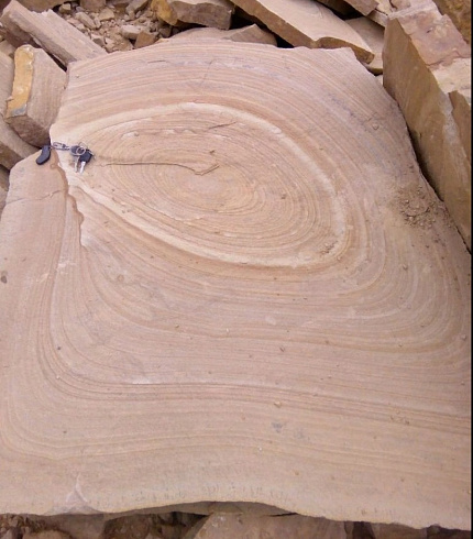 Kamenclub.ru: Форматный камень (плаха) пошаговая дорожка от 70-150 см (4 -12 см)  купить в Крыму плитняк  форматный плаха желтый песчаник 9 000 руб/т   фото КАМЕНЬ КЛУБ