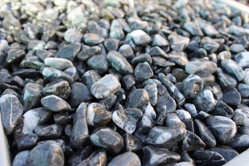 Kamenclub.ru: Щебень галтованный черный (мрамор) фр.10-20 мм.  купить в Крыму мрамор черный с белыми прожилками, черный, белый окатанный округлый ландшафтный декоративный щебень 15000 руб/т   фото КАМЕНЬ КЛУБ
