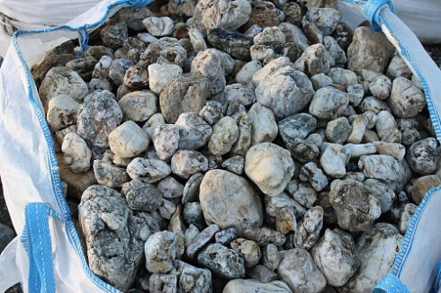 Kamenclub.ru: Кварцевый валунчик фр.100-300 мм.  купить в Крыму кварц белый, бежевый молочный рыжий крупный природный камень галечник 7850 руб/т   фото КАМЕНЬ КЛУБ