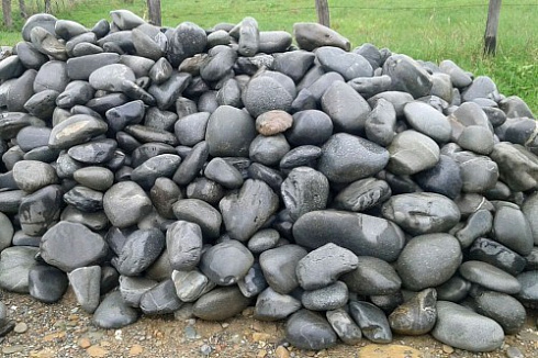 Kamenclub.ru: Темно-серый валунчик фр.100-300 мм.  купить в Крыму крупный природный камень серый, темно-серый, светло-серый речная галька большого размера окатанная 4500 руб/т   фото КАМЕНЬ КЛУБ