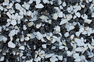 Kamenclub.ru: Мраморная крошка (щебень крошка микс : черный-белый) фр. 10-20 мм.  купить в Крыму мрамор белый, черный каменная декоративная крошка ландшафтная 12000 руб/т   фото КАМЕНЬ КЛУБ