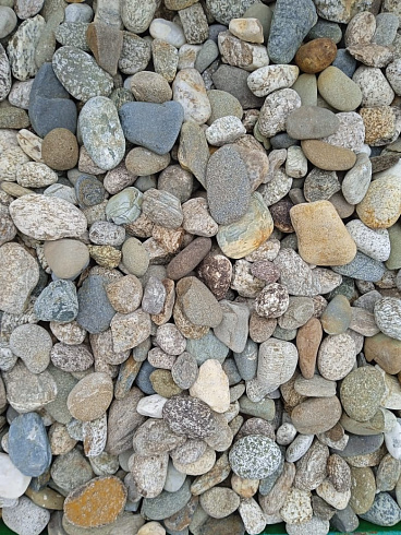 Kamenclub.ru: Галька горная речная окат (цветная) фр. 20-40 мм. купить  в Крыму галька речная серый синий бежевый белый окатанная речная галька ландшафтная 6800 руб/т   фото КАМЕНЬ КЛУБ
