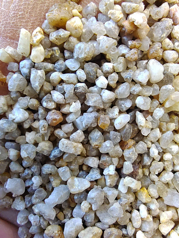 Кварцевый песок для площадок фр. 2-5 мм.  купить в Крыму фото Камень Клуб