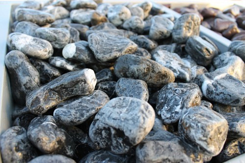 Kamenclub.ru: Щебень галтованный черный (мрамор) фр. 50-100 мм.  купить в Крыму мрамор черный с белыми прожилками щебень ландшафтный мраморный 15000 руб/т   фото КАМЕНЬ КЛУБ