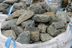 Kamenclub.ru: Гранит скальник (серо-зеленый) фр. 100-500 мм.  купить в Крыму гранит зеленый, серый, салатовый крупный ландшафтный валун 6 000 руб/т   фото КАМЕНЬ КЛУБ