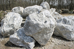 Kamenclub.ru: Мраморизированный известняк фр.500-1500 мм.  купить в Крыму    10000 руб/т   фото КАМЕНЬ КЛУБ