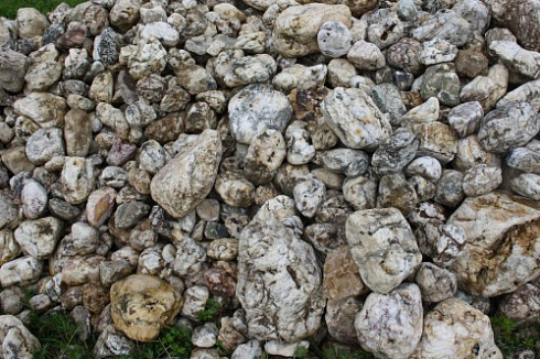 Kamenclub.ru: Кварцевый валунчик фр.100-300 мм.  купить в Крыму кварц белый, бежевый молочный рыжий крупный природный камень галечник 7850 руб/т   фото КАМЕНЬ КЛУБ