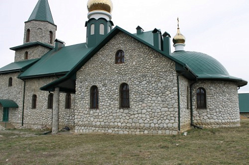 Kamenclub.ru: Галька речная плоская (бело-серая) фр. 100-200-300 мм. купить  в Крыму галька речная плоская серый, белый, бело-серый, серо-белый речная галька плоская  9000 руб/т   фото КАМЕНЬ КЛУБ