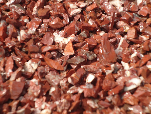 Kamenclub.ru: Щебень крошка красный (ЯШМА) фр. 20-40 мм.  купить в Крыму яшма красный, бордовый декоративный ландшафтный щебень 9000 руб/т   фото КАМЕНЬ КЛУБ