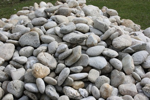 Kamenclub.ru: Бело-серый валунчик фр.100-300 мм.  купить в Крыму крупный камень для ландшафта серый, белый бело-серый валун крупная галька 4500 руб/т   фото КАМЕНЬ КЛУБ