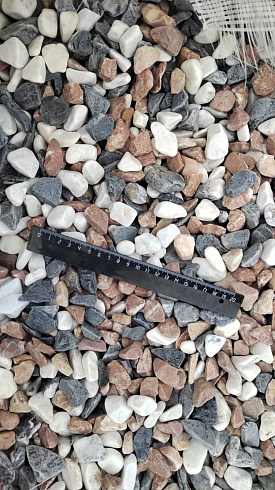 Kamenclub.ru: Мраморная крошка (щебень галтованный микс:белый-зеленый-розовый) фр.20-40 мм.  купить в Крыму мрамор белый, зеленый, розовый мрамор декоративный (галтовка) 15500 руб/т   фото КАМЕНЬ КЛУБ