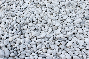 Kamenclub.ru: Мраморная крошка (щебень галтованный белый) фр.10-20 мм.  купить в Крыму мрамор белый, молочный, айвори окатанный округлый декоративный ландшафтный щебень 17000 руб/т   фото КАМЕНЬ КЛУБ