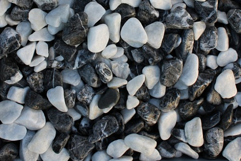 Kamenclub.ru: Мраморная крошка (щебень галтованный микс:: белый-черный) фр.5-10 мм  купить в Крыму мрамор белый, черный, молочный, серый галтовка мраморная окатанная декоративная ландшафтная 15500 руб/т   фото КАМЕНЬ КЛУБ