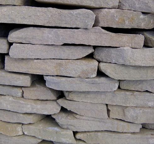 Kamenclub.ru: Песчаник пластушка светло-серый (3,0 см)  купить в Крыму песчаник светло-серый, серый песчаник рваный ландшафтный колотый 13800 руб/м3   фото КАМЕНЬ КЛУБ