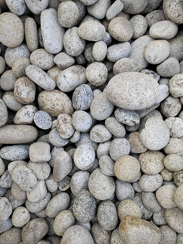 Kamenclub.ru: Галька речная окат (серо-белая) фр. 70-120 мм купить  в Крыму галька галечник бело-серая, серо-белая, серая, белая речная природная галька  8000 руб/т   фото КАМЕНЬ КЛУБ