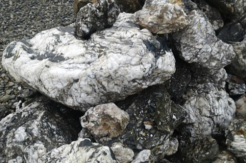 Kamenclub.ru: Черный гранит - кварцит фр. 100-500 мм.  купить в Крыму мрамор гранит черный с белыми прожилками, серый, белый валун скальный колотый 7000 руб/т   фото КАМЕНЬ КЛУБ