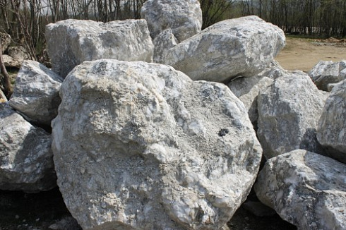 Kamenclub.ru: Мраморизированный известняк фр.500-1500 мм.  купить в Крыму    10000 руб/т   фото КАМЕНЬ КЛУБ