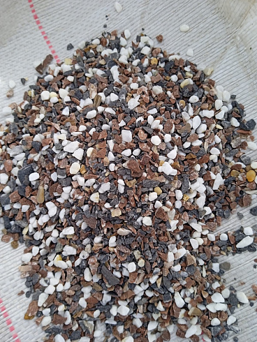 Kamenclub.ru: Мраморная крошка (щебень галтованный микс:белый-черный-розовый-медовый) фр.5-10 мм.  купить в Крыму мрамор белый, медовый, черный, розовый мраморный галтованный щебень декоративный ландшафтный 15500 руб/т   фото КАМЕНЬ КЛУБ