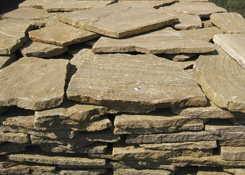 Kamenclub.ru: Песчаник пластушка желтый с рисунком (3 см)  купить в Крыму песчаник желтый с рисунком, рыжий, желтый песчаник пластушка ландшафтная рваная 8 500 руб/м3   фото КАМЕНЬ КЛУБ