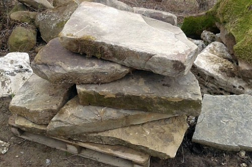 Kamenclub.ru: Песчаник плиты - плахи - пошаговые дорожки (фр. 70-150 мм)  купить в Крыму песчаник серый бежевый желтый зеленый колотый песчаник строительный 6500 руб/т   фото КАМЕНЬ КЛУБ