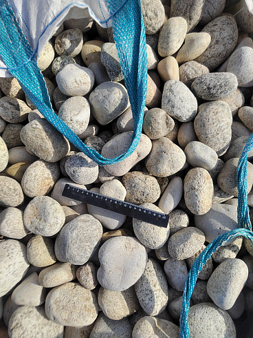 Kamenclub.ru: Галька речная окат (серо-белая) фр. 70-120 мм купить  в Крыму галька галечник бело-серая, серо-белая, серая, белая речная природная галька  8000 руб/т   фото КАМЕНЬ КЛУБ