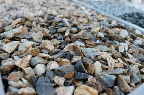 Kamenclub.ru: Мраморная крошка (щебень крошка медовый), фр. 10-20 мм.  купить в Крыму песчаник бежевый, серый каменная ландшафтная крошка  12000 руб/т   фото КАМЕНЬ КЛУБ