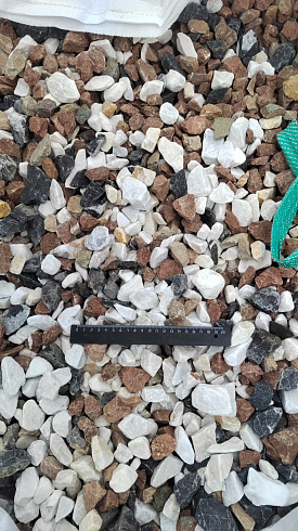 Kamenclub.ru: Мраморная крошка (щебень галтованный микс:белый-зеленый-розовый) фр.20-40 мм.  купить в Крыму мрамор белый, зеленый, розовый мрамор декоративный (галтовка) 15500 руб/т   фото КАМЕНЬ КЛУБ