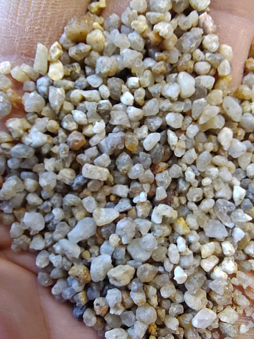 Кварцевый песок для площадок фр. 2-5 мм.  купить в Крыму фото Камень Клуб