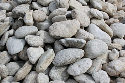 Kamenclub.ru: Бело-серый валунчик фр.100-300 мм.  купить в Крыму крупный камень для ландшафта серый, белый бело-серый валун крупная галька 4500 руб/т   фото КАМЕНЬ КЛУБ