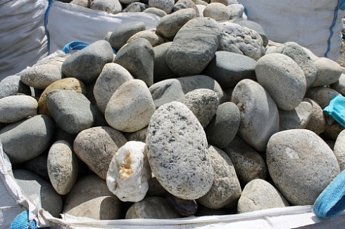 Kamenclub.ru: Речной валун (Ассорти) фр.100-300 мм.  купить в Крыму галечник серый, темно-серый, светло-серый речная галька крупных размеров 4200 руб/т   фото КАМЕНЬ КЛУБ