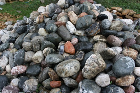 Kamenclub.ru: Ландшафтные валунчики фр.100-500 мм.  купить в Крыму крупный природный камень серый, темно-серый, светло-серый речной валун крупный 4800 руб/т   фото КАМЕНЬ КЛУБ