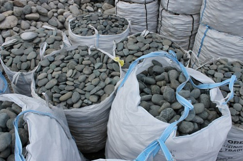 Kamenclub.ru: Темно-серый валунчик фр.100-300 мм.  купить в Крыму крупный природный камень серый, темно-серый, светло-серый речная галька большого размера окатанная 4500 руб/т   фото КАМЕНЬ КЛУБ