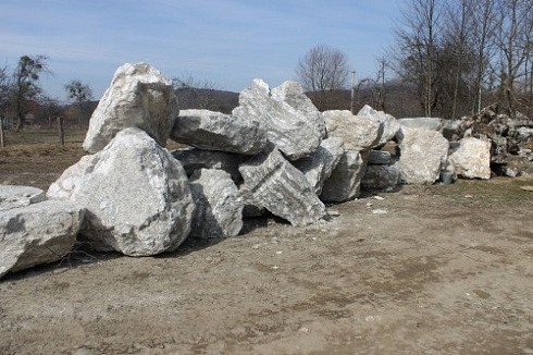 Kamenclub.ru: Мраморизированный известняк фр.500-1500 мм.  купить в Крыму    10000 руб/т   фото КАМЕНЬ КЛУБ