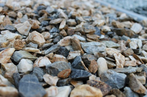 Kamenclub.ru: Мраморная крошка (щебень крошка медовый), фр. 10-20 мм.  купить в Крыму песчаник бежевый, серый каменная ландшафтная крошка  12000 руб/т   фото КАМЕНЬ КЛУБ