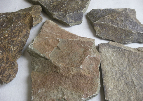 Kamenclub.ru: Песчаник пластушка "фонтанка" серо-зеленая (3,0-5,0 см)  купить в Крыму песчаник серо-зеленая колотые плитки облицовочные пластушки 11400 руб/м3   фото КАМЕНЬ КЛУБ