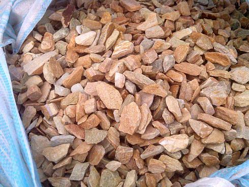 Kamenclub.ru: Щебень крошка желтый (ЗЛАТОЛИТ) фр. 10-20 мм.  купить в Крыму златолит бежевый, золотистый, желтый каменная декоративная крошка щебня златолита 10800 руб/т   фото КАМЕНЬ КЛУБ