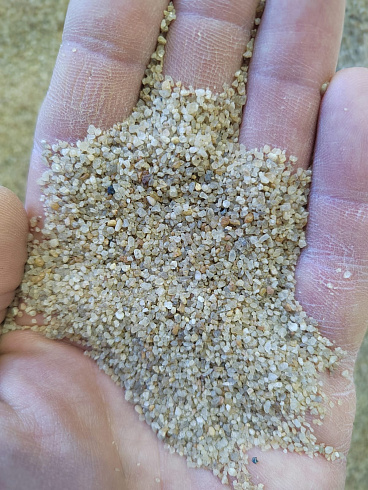 Кварцевый песок для площадок фр. 0,6-1,2 мм.  купить в Крыму фото Камень Клуб