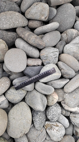 Kamenclub.ru: Галька речная окат (темно-серая) фр. 70-150 мм. купить  в Крыму галька речная темно-серая, синяя, серая речная галька округлая  8000 руб/т   фото КАМЕНЬ КЛУБ