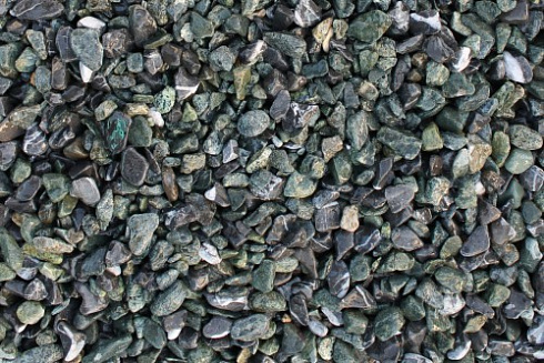 Kamenclub.ru: Мраморная крошка (щебень галтованный микс:зеленый-черный) фр.10-20 мм.  купить в Крыму мрамор зеленый, черный декоративные ландшафтные окатанные округлые камни щебня 14500 руб/т   фото КАМЕНЬ КЛУБ