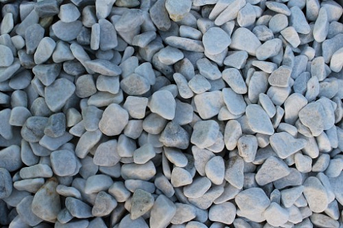 Kamenclub.ru: Мраморная крошка (щебень галтованный белый), фр.20-40 мм.  купить в Крыму мрамор белый бежевый молочный мраморный щебень декоративный 17000 руб/т   фото КАМЕНЬ КЛУБ