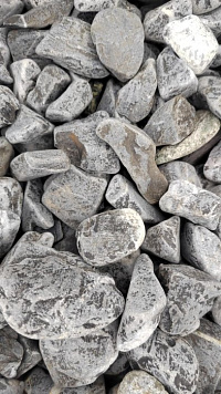 Kamenclub.ru: Щебень галтованный черный (мрамор) фр.40-70 мм.  купить в Крыму мрамор черный с белыми прожилками, черный, белый щебень галтованный округлый 13500 руб/т   фото КАМЕНЬ КЛУБ