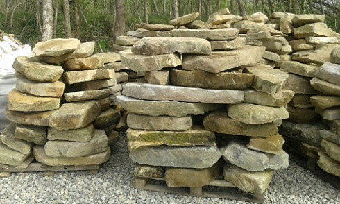 Kamenclub.ru: Песчаник плиты - плахи - пошаговые дорожки (фр. 70-150 мм)  купить в Крыму песчаник серый бежевый желтый зеленый колотый песчаник строительный 6500 руб/т   фото КАМЕНЬ КЛУБ