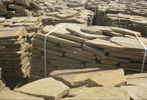 Kamenclub.ru: Песчаник пластушка желтый с рисунком (3 см)  купить в Крыму песчаник желтый с рисунком, рыжий, желтый песчаник пластушка ландшафтная рваная 8 500 руб/м3   фото КАМЕНЬ КЛУБ