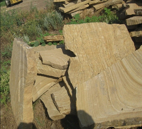 Kamenclub.ru: Форматный камень (плаха) пошаговая дорожка от 70-150 см (4 -12 см)  купить в Крыму плитняк  форматный плаха желтый песчаник 9 000 руб/т   фото КАМЕНЬ КЛУБ