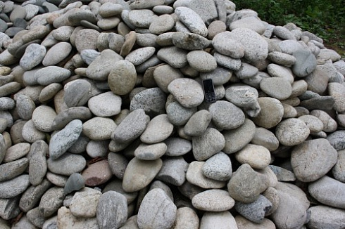 Kamenclub.ru: Галька речная плоская (бело-серая) фр. 100-200-300 мм. купить  в Крыму галька речная плоская серый, белый, бело-серый, серо-белый речная галька плоская  9000 руб/т   фото КАМЕНЬ КЛУБ