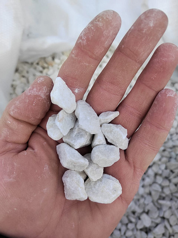 Kamenclub.ru: Мраморная крошка, щебень, цвет-белый, фр. 10-20 мм.  купить в Крыму мрамор белый, молочный айвори каменная ландшафтная декоративная крошка шебня 12000 руб/т   фото КАМЕНЬ КЛУБ